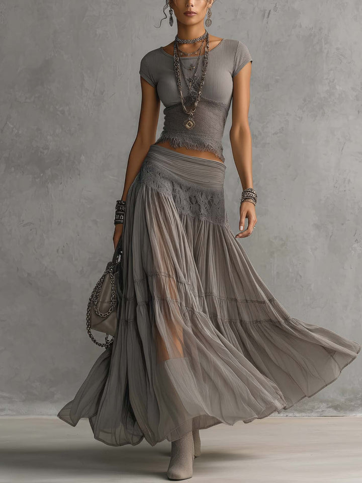Monique | Ensemble top gris à empiècements en dentelle et jupe longue plissée