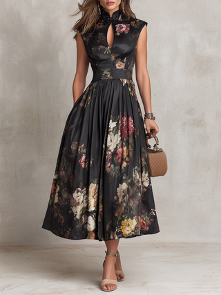 Violette™ | Robe midi en satin plissé noir à imprimé floral et encolure goutte d'eau