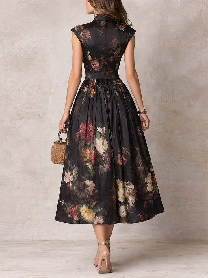 Violette™ | Robe midi en satin plissé noir à imprimé floral et encolure goutte d'eau