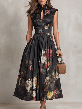 Violette™ | Robe midi en satin plissé noir à imprimé floral et encolure goutte d'eau