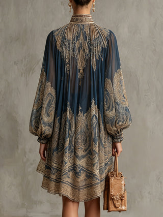 Agathe | Robe courte asymétrique en mousseline bleu marine à col montant et imprimé baroque