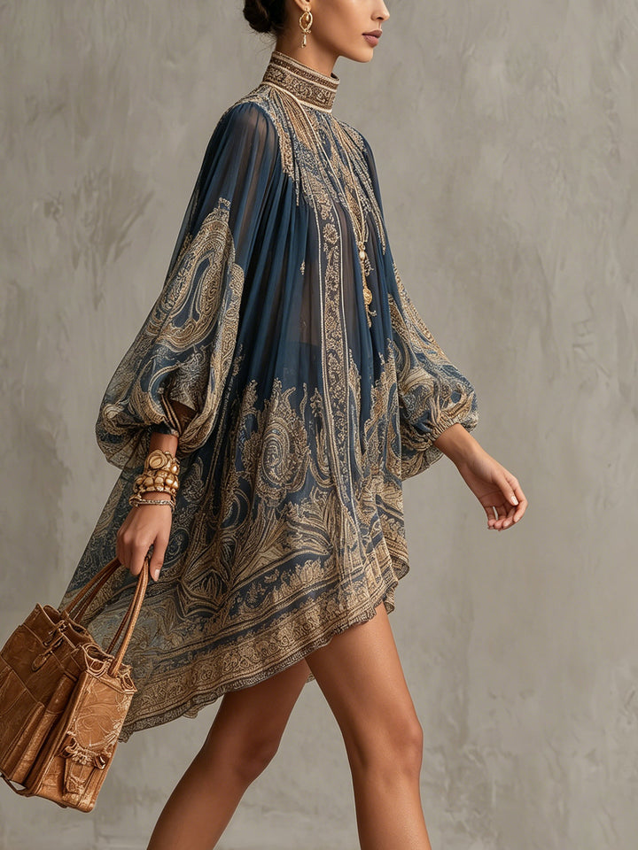 Agathe | Robe courte asymétrique en mousseline bleu marine à col montant et imprimé baroque