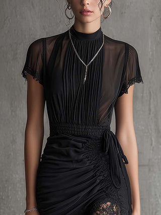 Séraphine | Mini Robe Plissée en Mousseline Noire, Dentelle